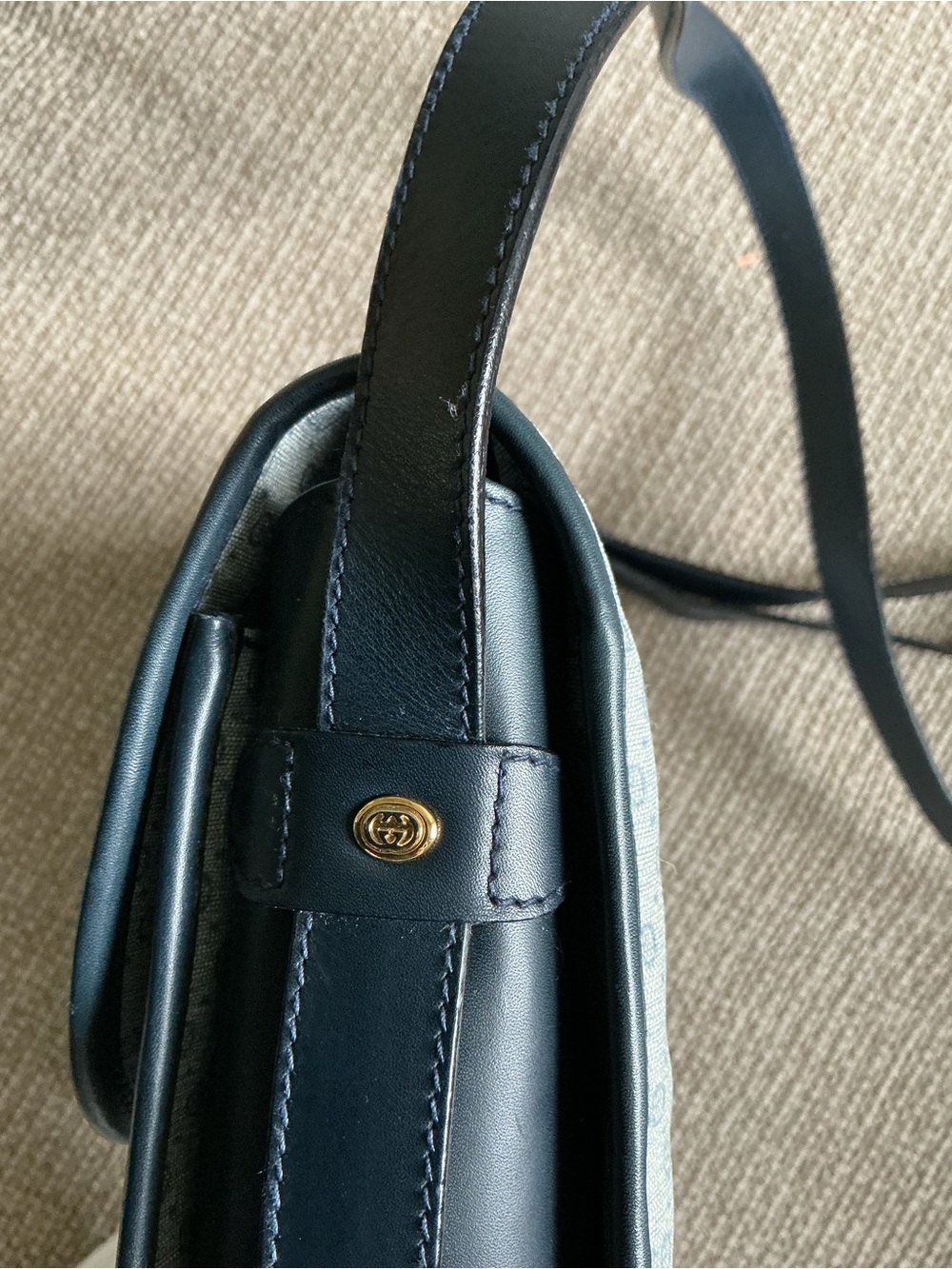 GUCCI Classic Monogram Crossbody Bag in Light Gray and Black - Picture 3 of 16